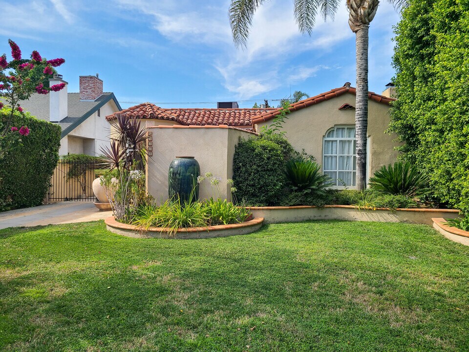 11301 Blix St in North Hollywood, CA - Building Photo