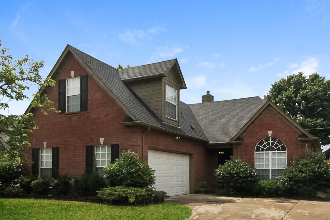 8541 Shady Elm Dr in Memphis, TN - Building Photo