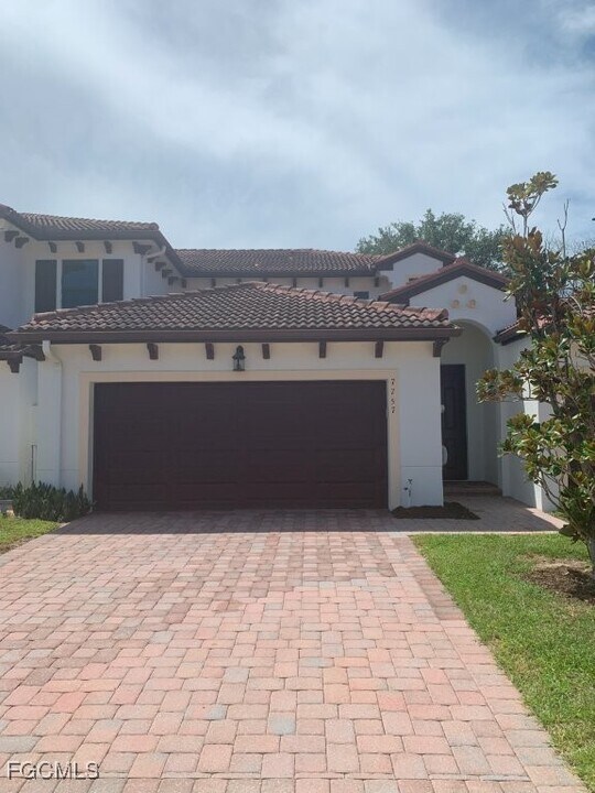 7757 Bristol Cir in Naples, FL - Building Photo