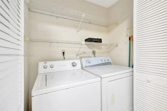 900 NE 195th St, Unit Chantilly 217 in Miami, FL - Foto de edificio - Building Photo