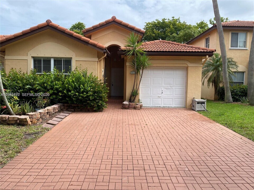 14117 N Forest Oak Cir in Davie, FL - Building Photo