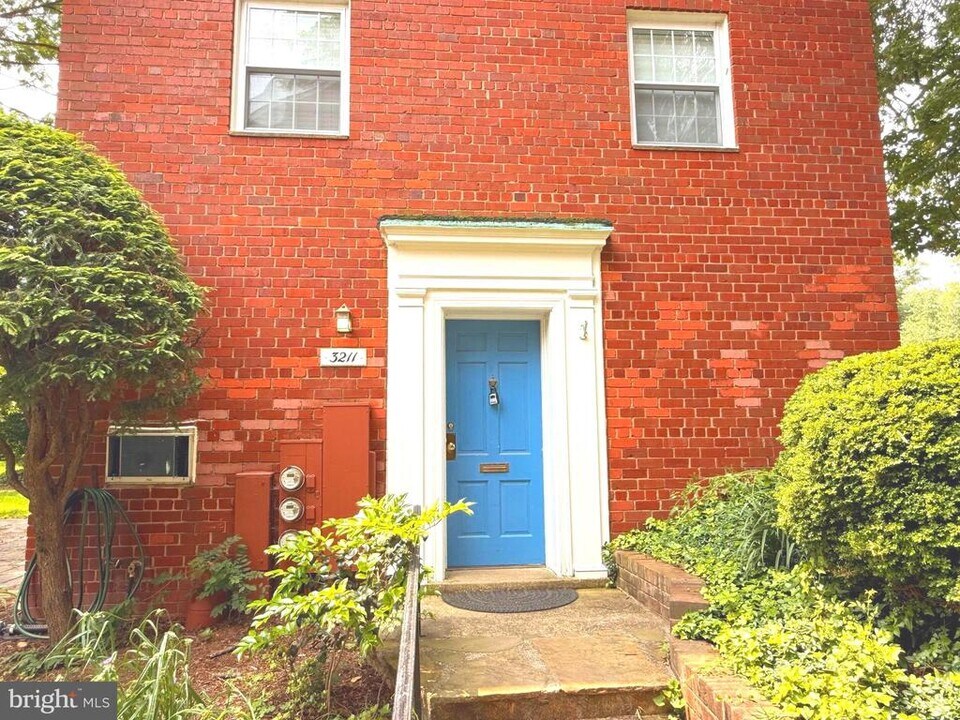 3211 Ravensworth Pl in Alexandria, VA - Building Photo