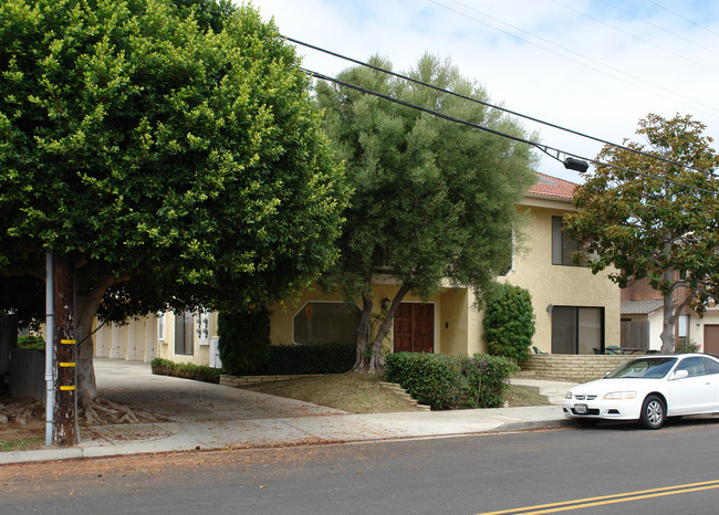 16811 Lynn St in Huntington Beach, CA - Foto de edificio - Building Photo