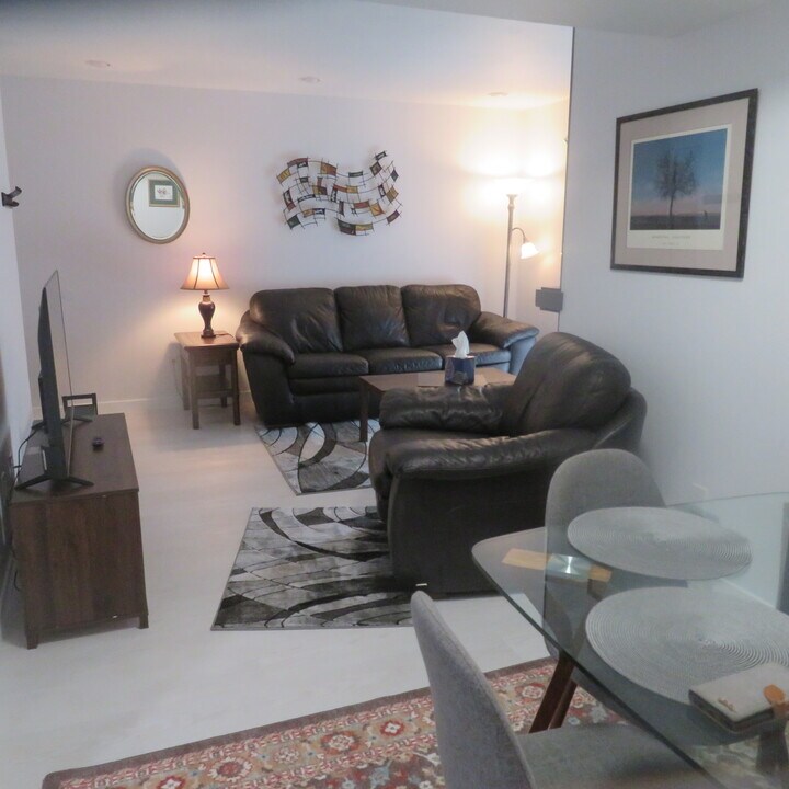 7270 Huntsmen Cir, Unit C in Anchorage, AK - Building Photo