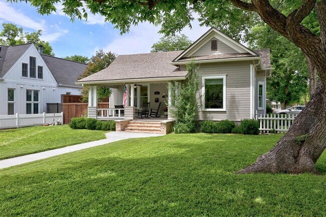 1502 S Elm St in Georgetown, TX - Building Photo - Building Photo