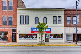 7046 N Clark St in Chicago, IL - Building Photo