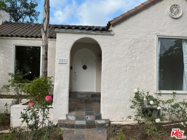 property at 101 N La Peer Dr