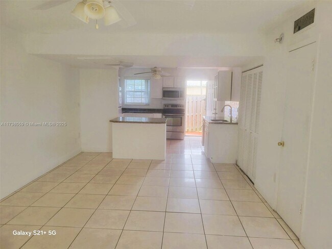 1521 NE 150th St in Miami, FL - Foto de edificio - Building Photo