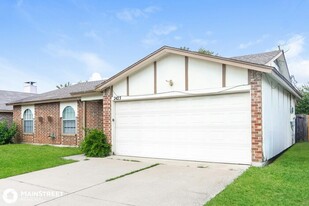 2423 Heathercrest Dr in Arlington, TX - Foto de edificio - Building Photo