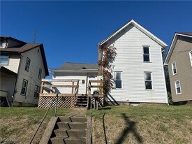 1915 Maple Ave NE in Canton, OH - Building Photo