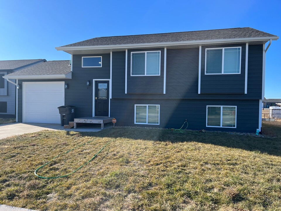 655 Valor Ct in Box Elder, SD - Building Photo