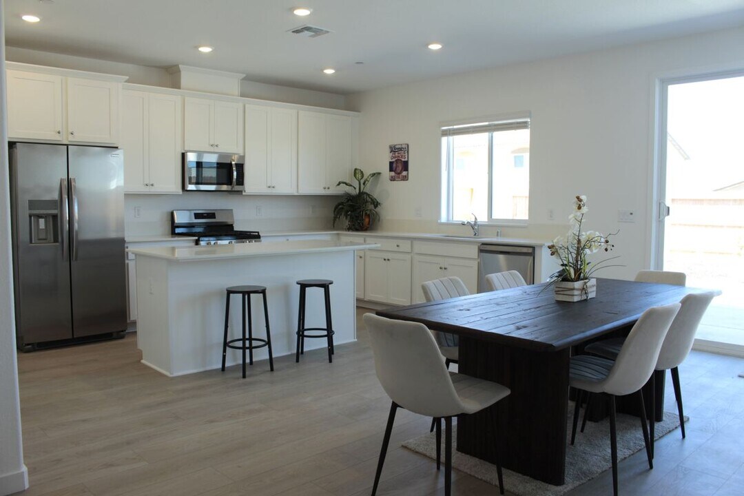 12663 Snowy Owl Wy in Rancho Cordova, CA - Building Photo