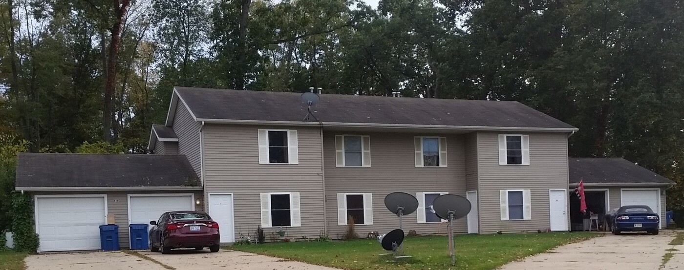 819 Antler Dr, Unit B in Middlebury, IN - Foto de edificio