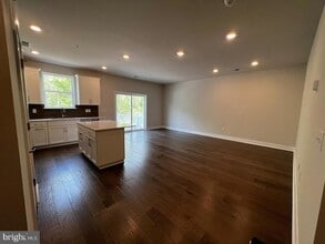 327 Foundry St in Phoenixville, PA - Foto de edificio - Building Photo