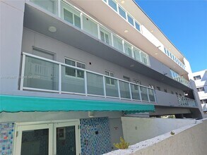 2011 Bay Dr in Miami Beach, FL - Foto de edificio - Building Photo