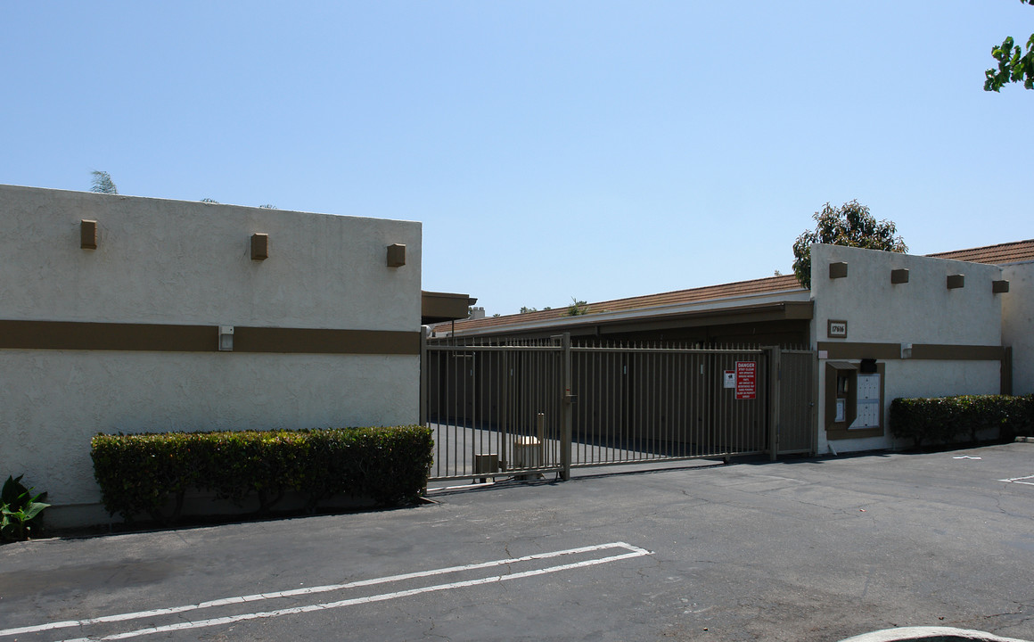 17616 Cameron St in Huntington Beach, CA - Foto de edificio
