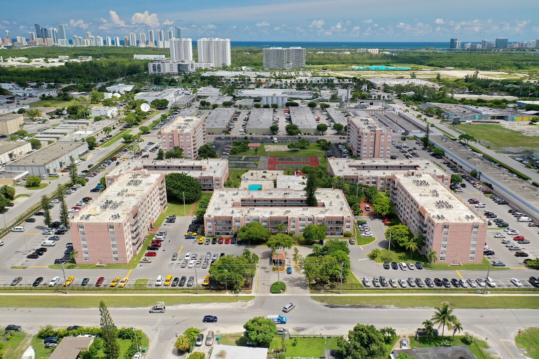 Center Court in North Miami, FL - Building Photo