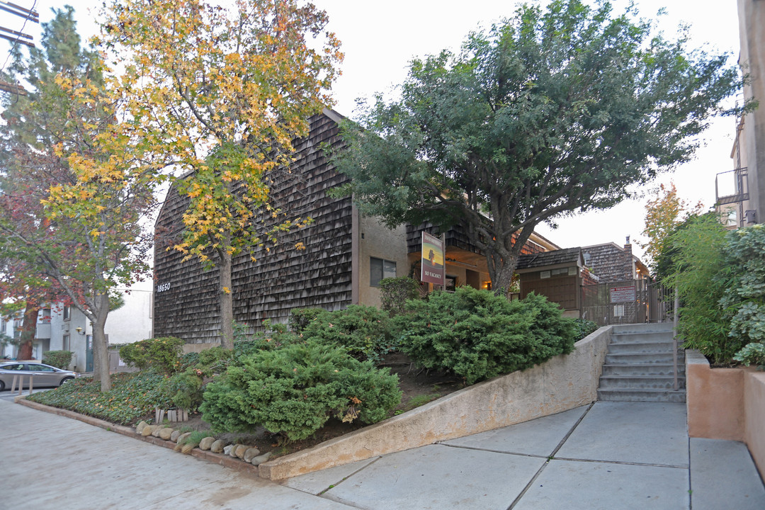 18650 Hatteras St in Tarzana, CA - Foto de edificio