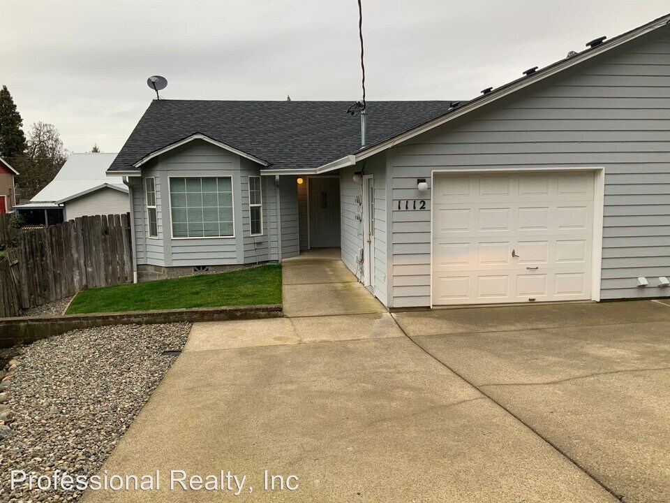1102 Military Ave in Roseburg, OR - Building Photo