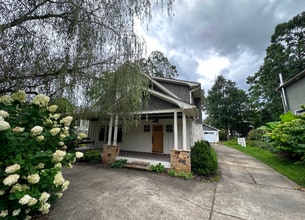 106 4th St in Black Mountain, NC - Foto de edificio - Building Photo