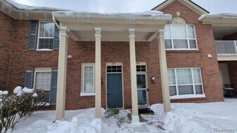 5203 Chesapeake Cir in Commerce Township, MI - Building Photo