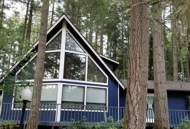 property at 11415 Leschi Cir