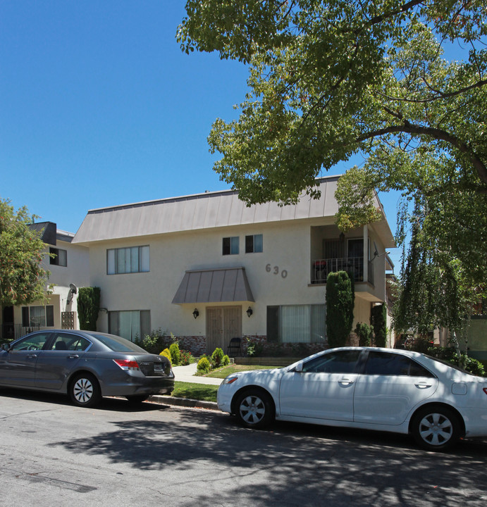 630 E Tujunga Ave in Burbank, CA - Foto de edificio