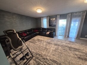 65 Miriam Dr in Florence, KY - Foto de edificio - Building Photo