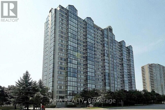 350-1350 Webb Dr in Mississauga, ON - Building Photo - Building Photo
