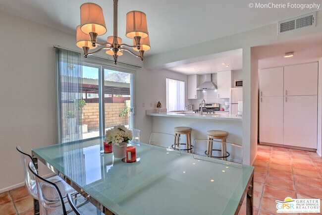 2166 N Indian Canyon Dr in Palm Springs, CA - Building Photo - Building Photo