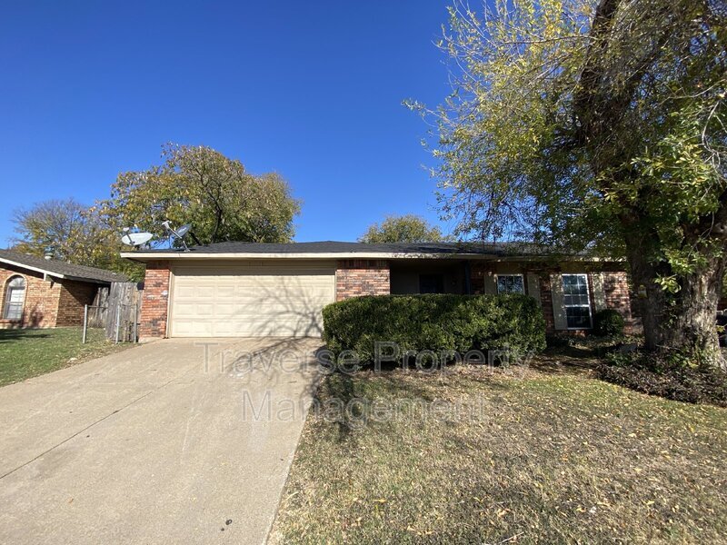 1900 Country Manor Rd in Fort Worth, TX - Foto de edificio