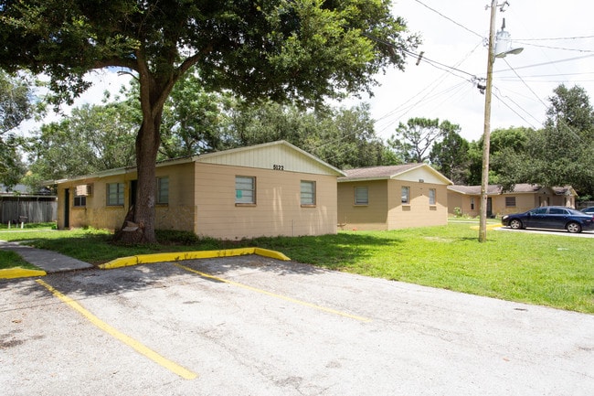 5119-5128 Seneca Ave in Tampa, FL - Foto de edificio - Building Photo