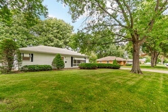 1238 S Hill Dr in Waterloo, IA - Building Photo - Building Photo