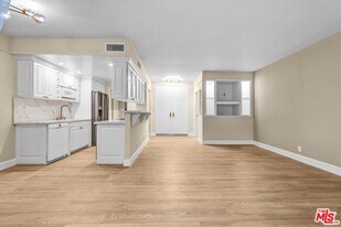 1131 Alta Loma Rd in West Hollywood, CA - Building Photo