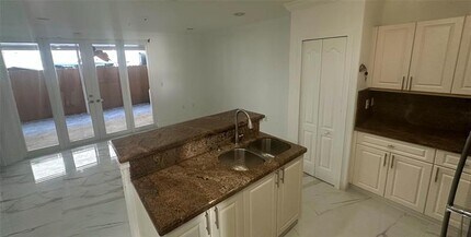 8197 W 36th Ave in Hialeah, FL - Foto de edificio - Building Photo