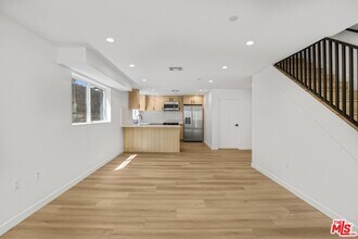 10826 Hesby St in Los Angeles, CA - Building Photo - Building Photo