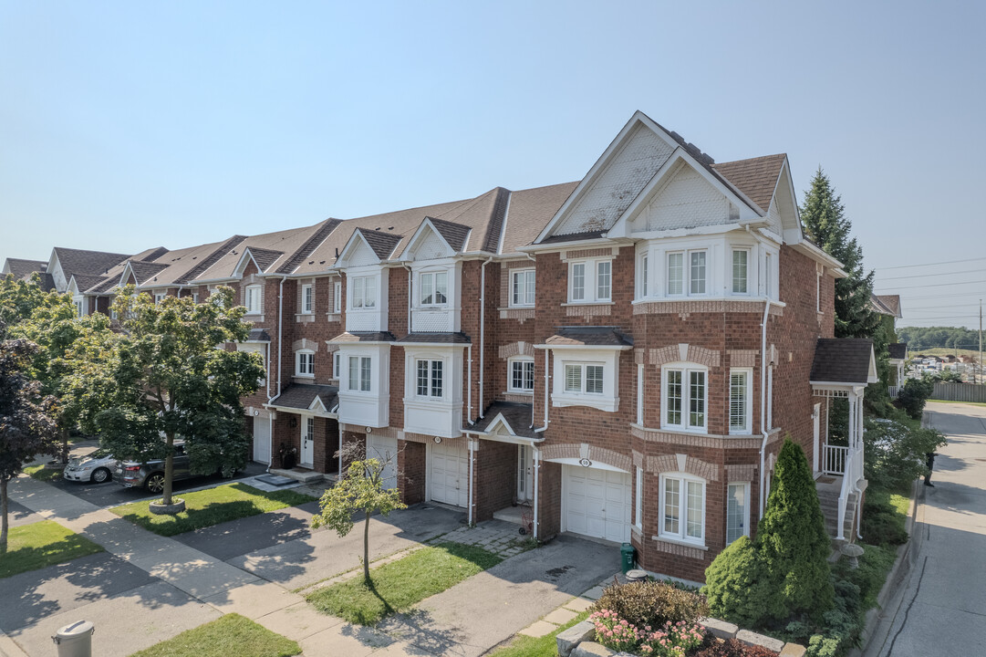 6006-6098 Snowy Owl Cres in Mississauga, ON - Building Photo