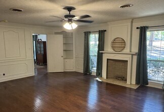 2962 Mockingbird Ln in Huntsville, TX - Building Photo - Building Photo