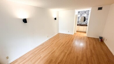 6475 W Oakland Park Blvd, Unit 104 in Lauderhill, FL - Foto de edificio - Building Photo