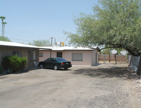 122-130 W Pastime Rd in Tucson, AZ - Foto de edificio - Building Photo