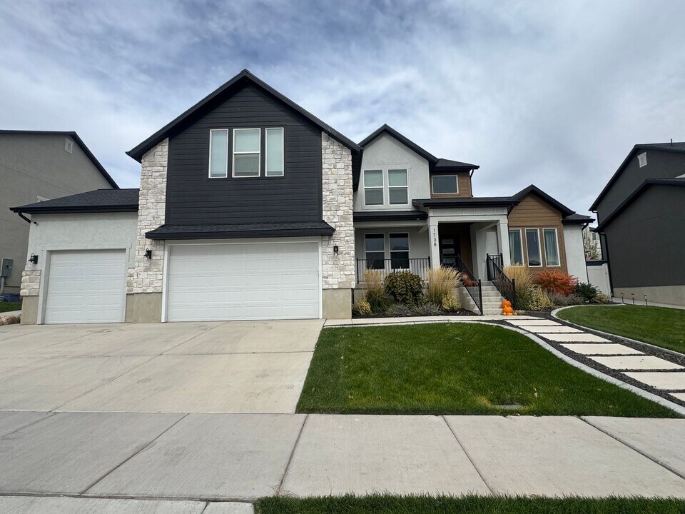 1738 W Woodland Rd in Saratoga Springs, UT - Building Photo