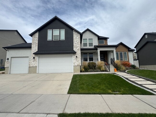 property at 1738 W Woodland Rd