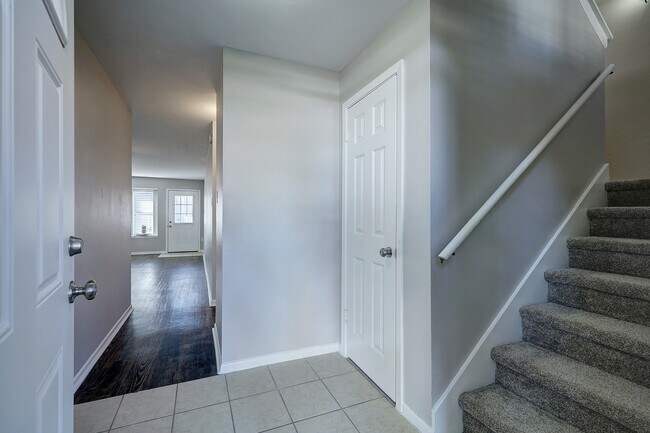 7913 Ellinger Ln