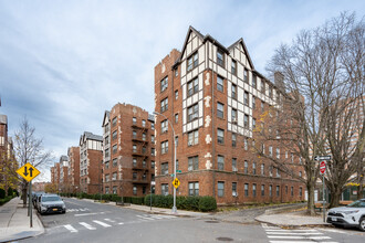 Chatwick Gardens in Forest Hills, NY - Building Photo - Building Photo