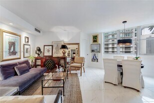 825 Brickell Bay Dr in Miami, FL - Building Photo