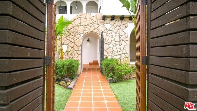 1435 Ridgeley Dr in Los Angeles, CA - Building Photo - Building Photo