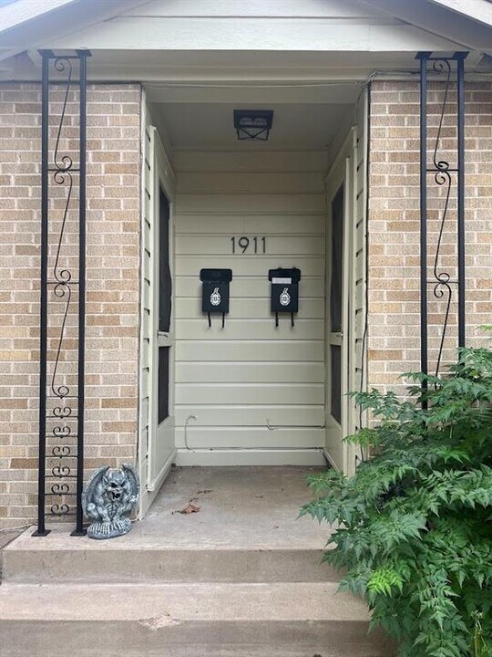 1911 W 38th St in Austin, TX - Building Photo