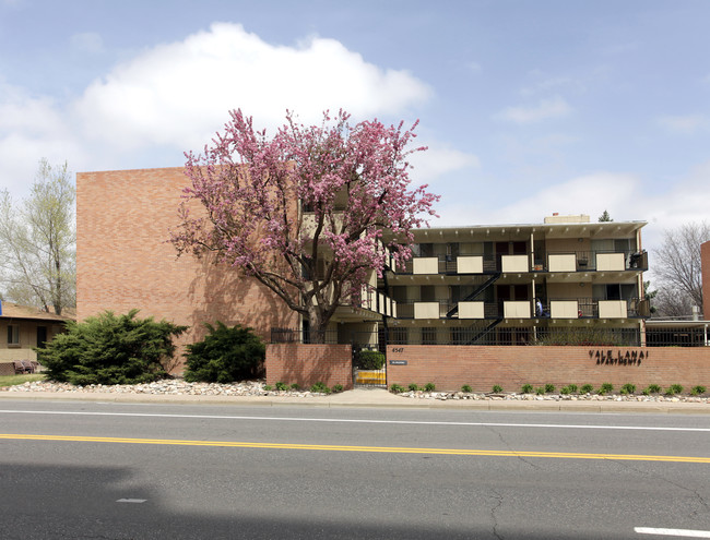 Yale Lanai Apartments in Denver, CO - Foto de edificio - Building Photo