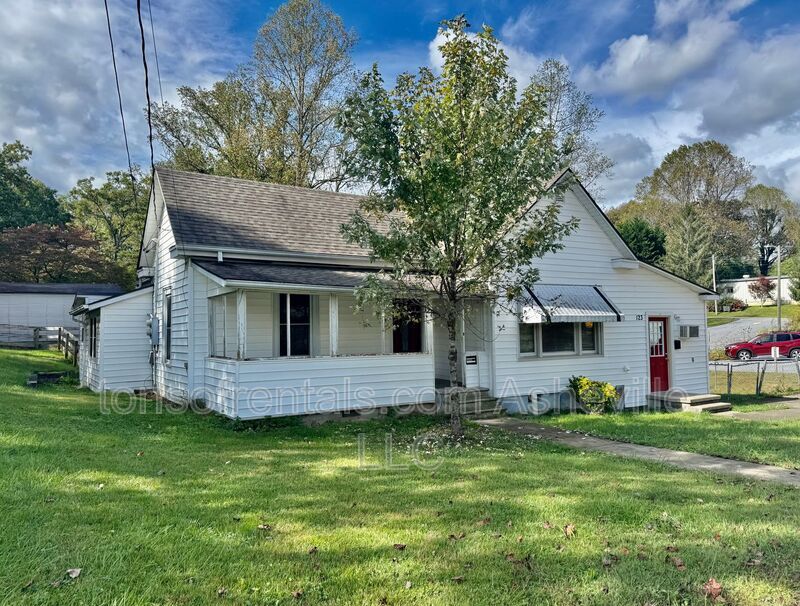 121 Oakdale St in Brevard, NC - Foto de edificio