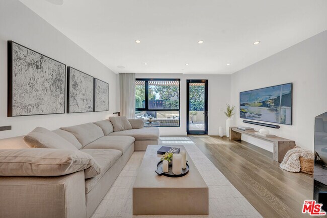 724 Croft Ave in Los Angeles, CA - Building Photo - Building Photo